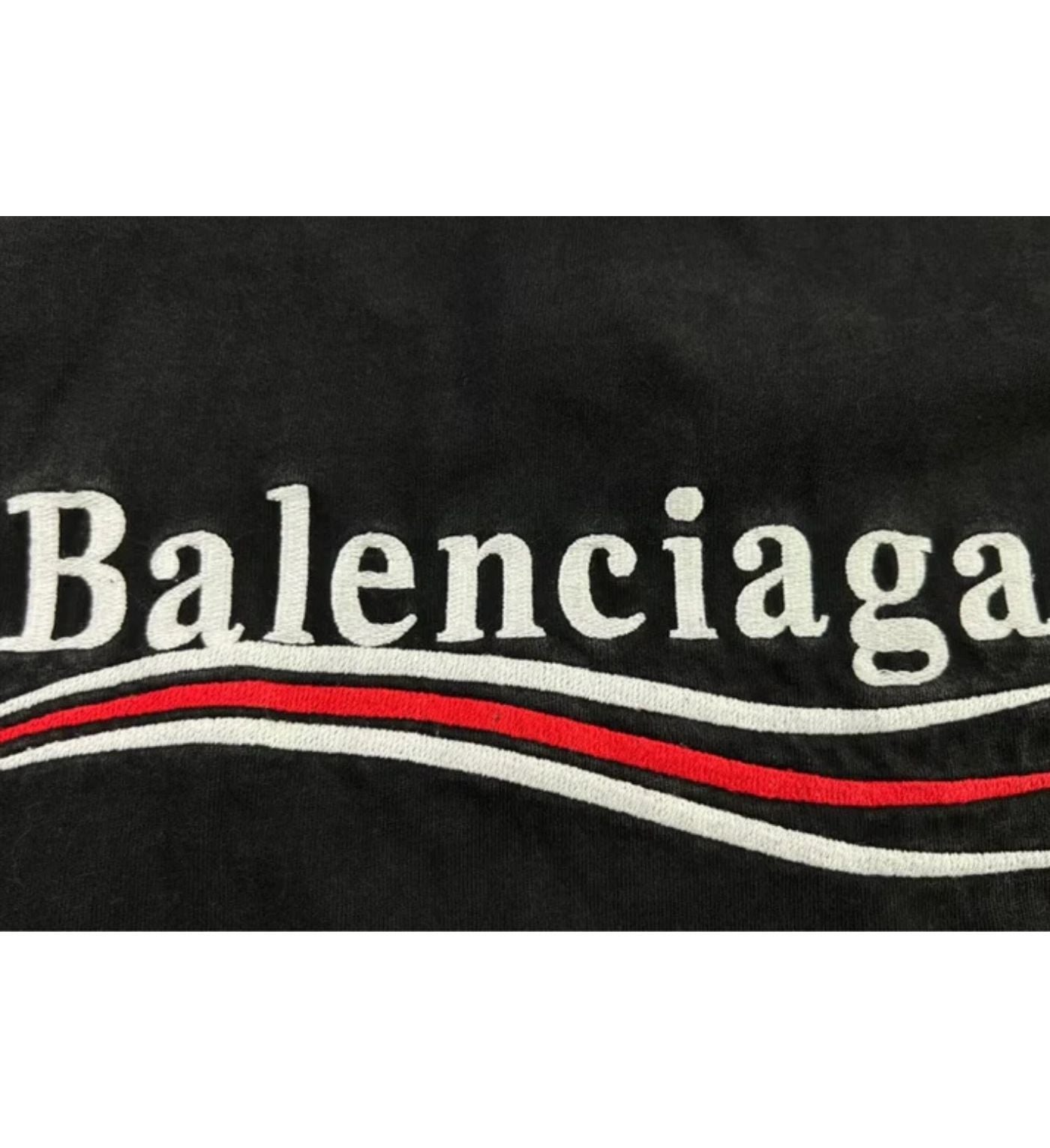 Balenciaga T-Shirt wear  logo